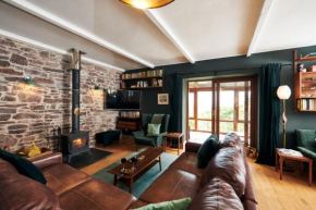 Brofallen- Spacious pet friendly bungalow with amazing coastal views